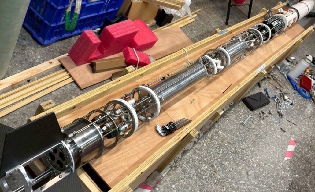 AT2 箭體骨架與管路攤在木板上組裝中