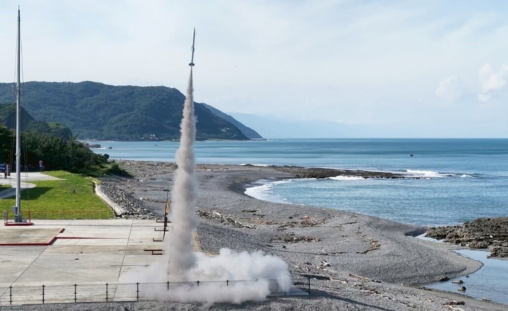 AT1ax 從旭海發射場升空，背景是山與海